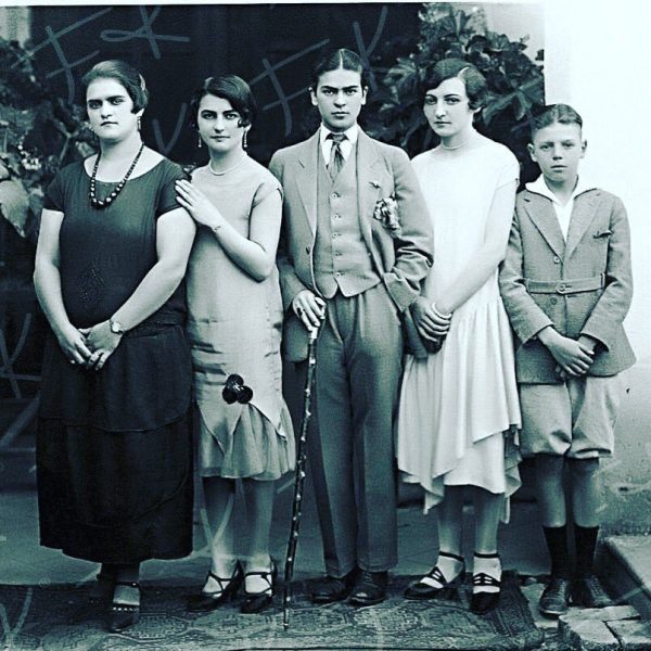 frida kahlo with mother and sisters